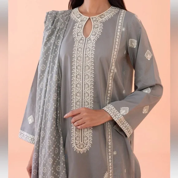 pakistani sapphire 3 pc dress - Picture 3 of 4